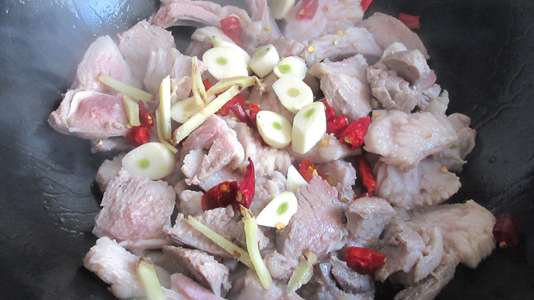 私家御寒羊肉砂锅粉丝煲,放入辣椒、生姜、蒜片