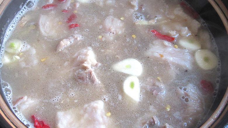 私家御寒羊肉砂锅粉丝煲,羊肉放进砂锅内，并倒入煮羊肉的高汤和少许温水