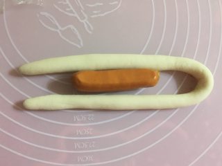 小兔子香肠馒头卷,每一个面团搓成40厘米左右的长条