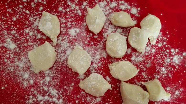 蝴蝶蒸饺,用手掐成大小一致的面剂子，撒上干面粉，防粘，
