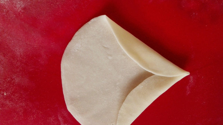 蝴蝶蒸饺,如图把擀好饺子皮反过来，折好，