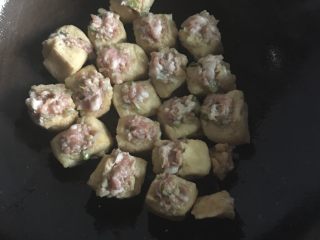 油豆腐酿肉,锅中油烧热放入油豆腐煎半分钟左右