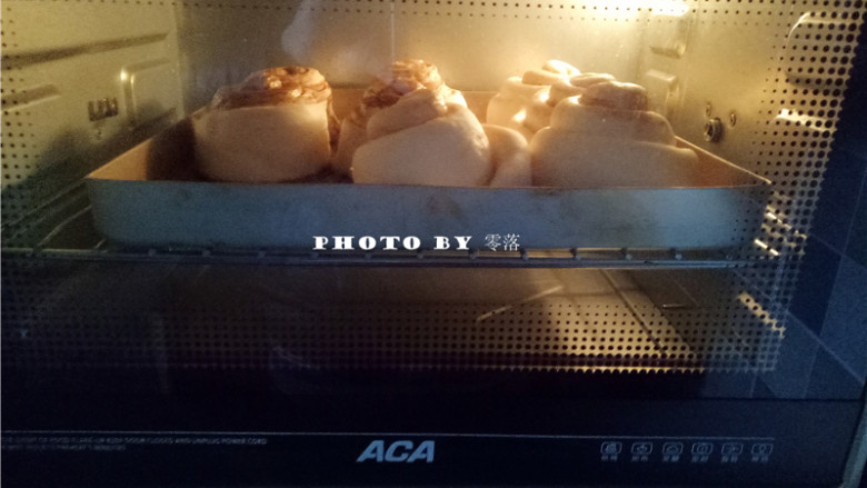 肉桂卷,烤箱上下火180度预热完毕后，将烤盘放入烤箱中层，烘烤15分钟；