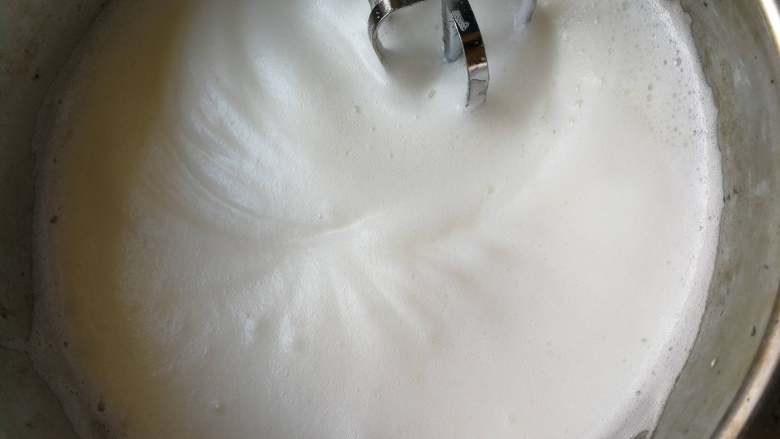 人见人爱的小财神奶油蛋糕--含戚风蛋糕详细做法,调中速打至泡沫细腻时再加入三分之一白糖继续打发。