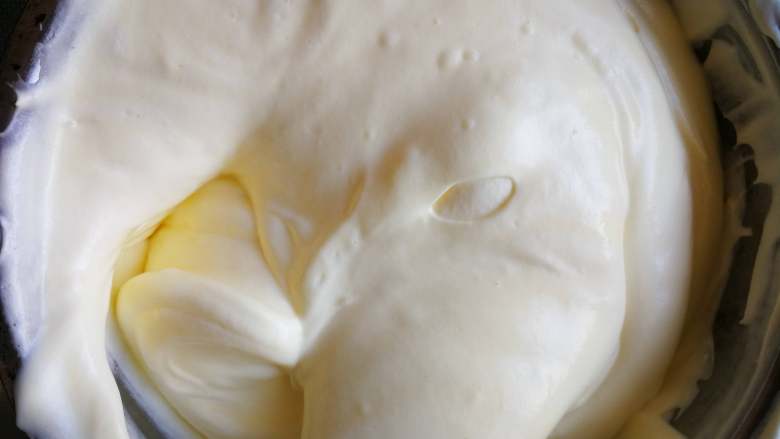 人见人爱的小财神奶油蛋糕--含戚风蛋糕详细做法,这是拌好的面糊，是比较浓稠的。（这时预热烤箱上下火140摄氏度）