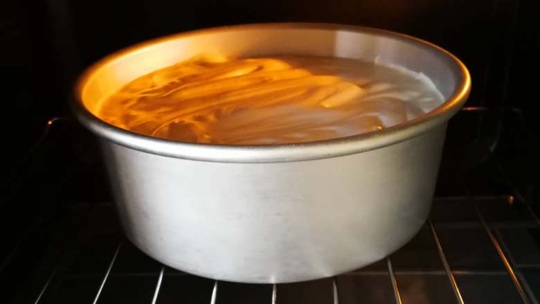 人见人爱的小财神奶油蛋糕--含戚风蛋糕详细做法,上下火140℃，放入烤箱中下层，上下火140℃烤55分钟。