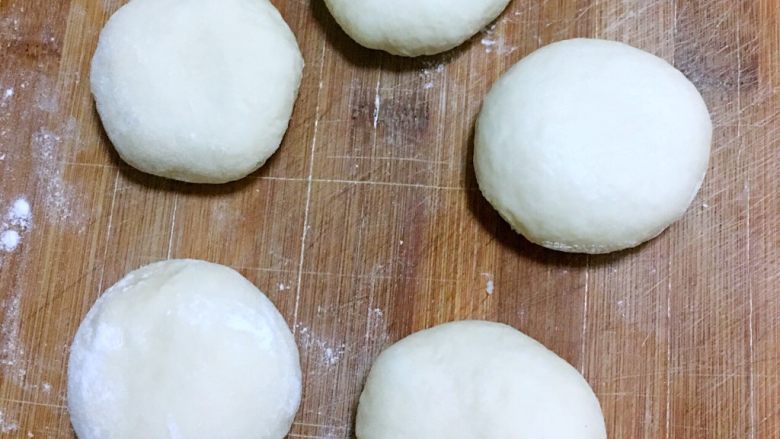 栗子面包,面团一发结束后取出，均匀分成五份，分别揉圆，静置5～10分钟。注意盖好保湿。