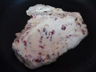 蔓越莓牛轧饼干,关火，然后翻拌均匀，如果做牛轧糖就可以倒出来整形冷却了