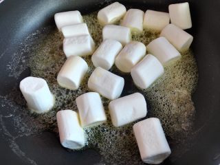 蔓越莓牛轧饼干,黄油融化之后放入棉花糖