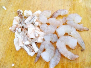 海鲜炒粉丝,鱿鱼须和，虾仁都切成小丁。