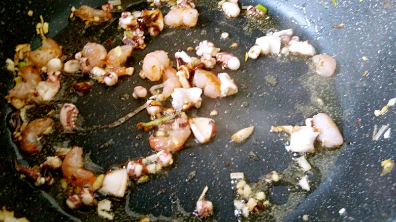 海鲜炒粉丝,再放一勺香菇酱或者豆瓣酱都可以。