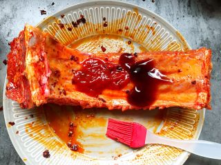 过桥排骨,再加入适量番茄酱和蚝油涂抹均匀，腌制一小时入味。