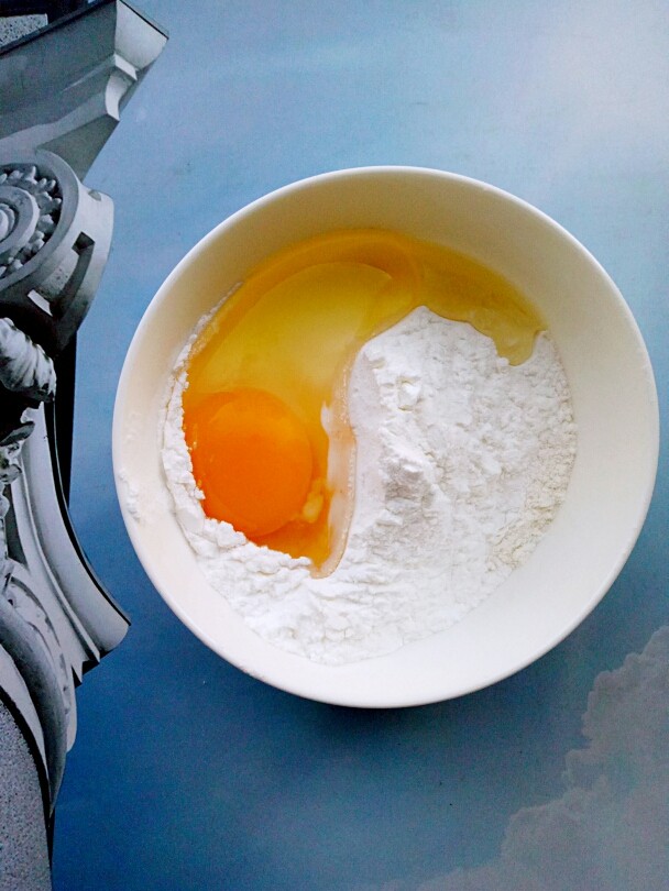 清脆爽口、味道鲜美的炸藕盒,把淀粉、面粉、鸡蛋倒在一个大碗里