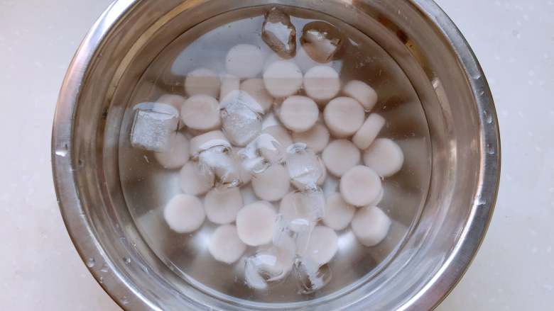 红豆椰香芋圆,放入加了冰块的凉开水中降温（冬天省略次步骤）