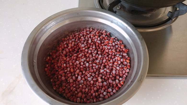 红豆椰香芋圆,提前几分钟拿出冷冻红豆，放在锅旁，让碗的外壁稍稍受热，以便取出红豆
