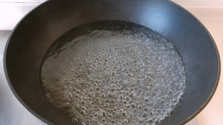 红豆椰香芋圆,锅中加入足量水烧开