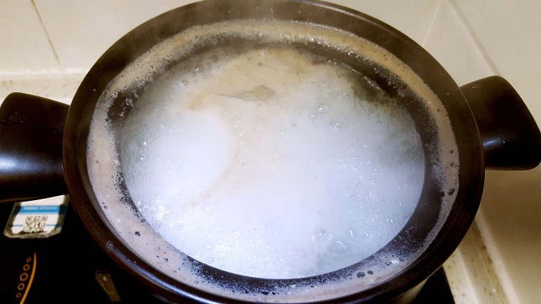 鱼头豆腐汤,水开后会有一层浮沫，撇去
