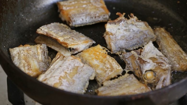 萝卜丝带鱼,锅内倒入油，加热至七成热，放入带鱼，一面煎透翻面再煎，外皮焦脆后捞出，沥油待用。