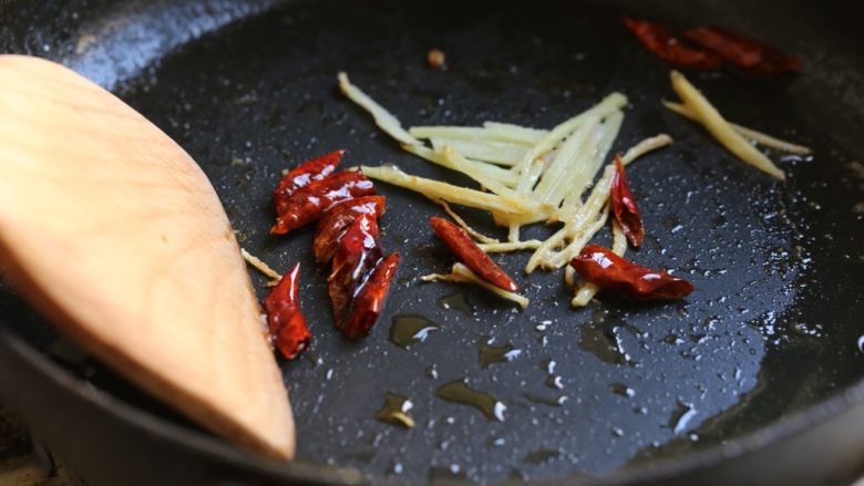 萝卜丝带鱼,锅内留底油，放入姜丝、辣椒段爆香。