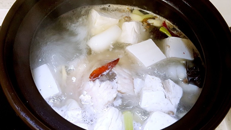鱼头豆腐汤,到十几分钟时，再加一次盐，到点后关火🔥即可，如上图成品图