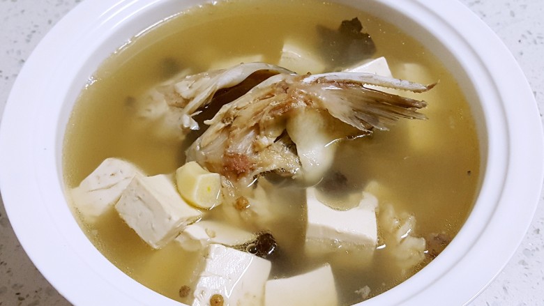 鱼头豆腐汤,美味的鱼头豆腐汤出锅了，趁热来一碗，又鲜又嫩，热乎乎，一扫冬日的寒冷。