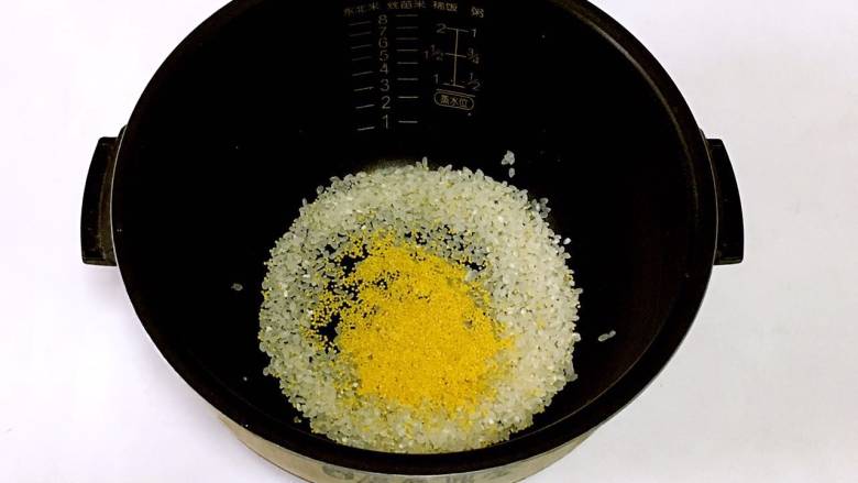 甜椒鸡肝粥,大米小米洗净，加适量水，放到电饭煲里熬成粥。有时间的妈妈可以将大米小米提前浸泡15-30分钟，或用砂锅煲粥。
