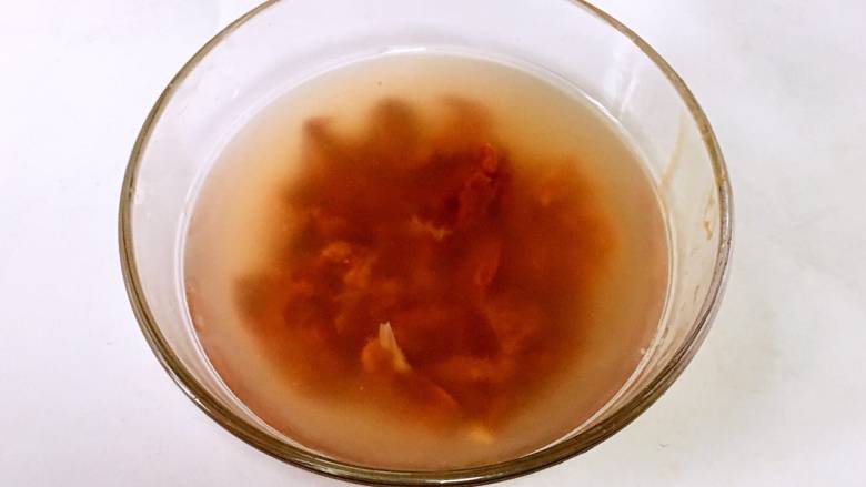 甜椒鸡肝粥,放入清水中浸泡30分钟。
