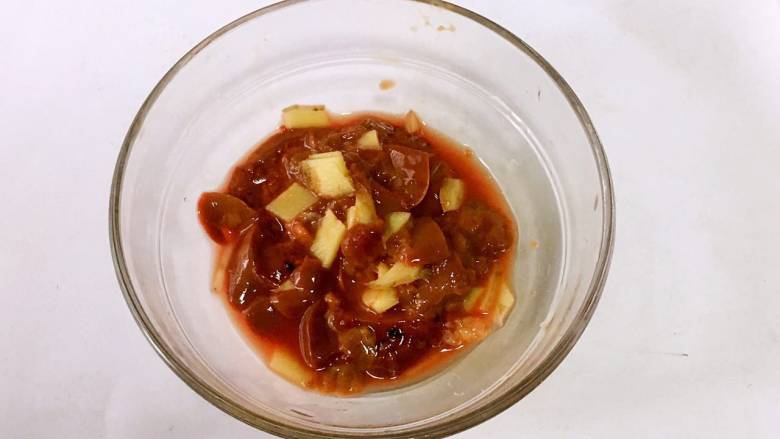 甜椒鸡肝粥,鸡肝泡好后，沥干水份，将生姜放进去，腌制10分钟左右。