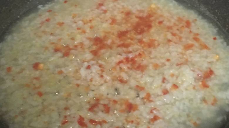 甜椒鸡肝粥,粥熬好后，转移到锅里（最好是砂锅里），倒入甜椒小火煮至微沸状。

