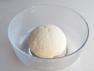『北方葱油酥饼』,面团材料混合，和成不粘手柔软的面团，盖上保鲜膜静置10分钟左右；