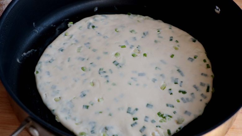 『北方葱油酥饼』,平底锅不粘锅刷一层油酥，放入面饼，再刷一层油酥；
