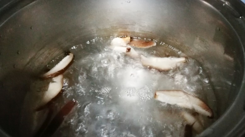 美味汤菜～酿肉苦瓜汤,锅中水开先下香菇片