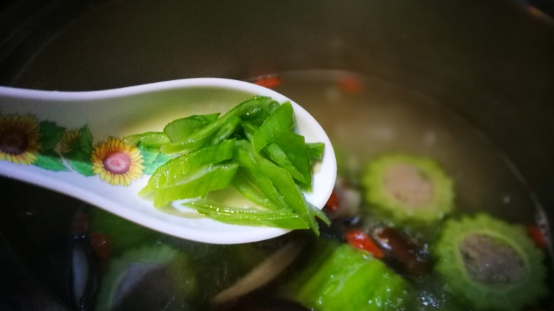 美味汤菜～酿肉苦瓜汤,出锅前撒上葱花