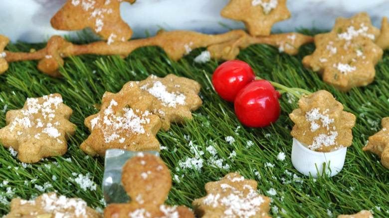 糖霜圣诞小松树,即好看，又酥脆的圣诞小松树饼干就做好了！