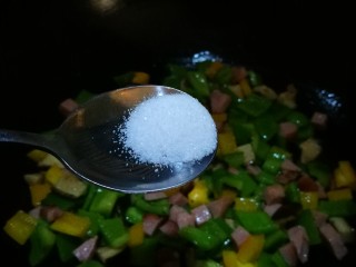 炒饭秀～猪肝粒酱油炒饭,加入适量盐