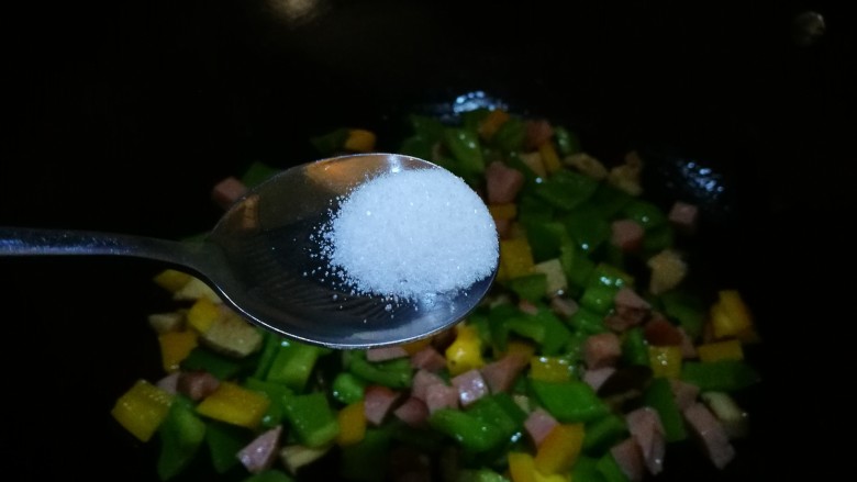 炒饭秀～猪肝粒酱油炒饭,加入适量盐