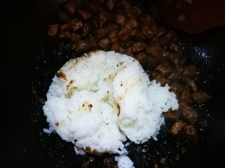 炒饭秀～猪肝粒酱油炒饭,将剩米饭倒入锅中