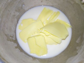 海绵蛋糕,牛奶加黄油隔水加热
待黄油融化