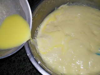海绵蛋糕,将混合均匀的牛奶黄油沿盆边倒入
轻轻翻拌均匀
此时160度预热烤箱烤