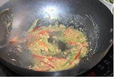 椒丝腐乳通菜,油热时候，倒入一半青红椒丝，蒜蓉，爆香后加入腐乳酱翻炒;