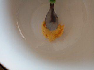 儿童餐:创意格子饭团,鸡蛋去壳，去蛋清留蛋黄用勺子压碎