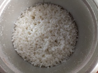 儿童餐:创意格子饭团,大米淘洗干净焖成米饭