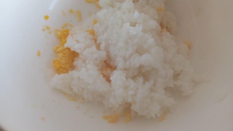 儿童餐:创意格子饭团,放入米饭