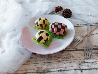 儿童餐:创意格子饭团,摆在生菜上装盘。