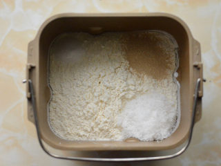 蔓越莓小餐包,将面团所有的材料按照先液体后粉类，最后糖、盐和酵母的顺序放入面包桶中，（盐和酵母请分别放在两个角）启动揉面程序20分钟，程序结束后加入黄油再开启一个和面程序，