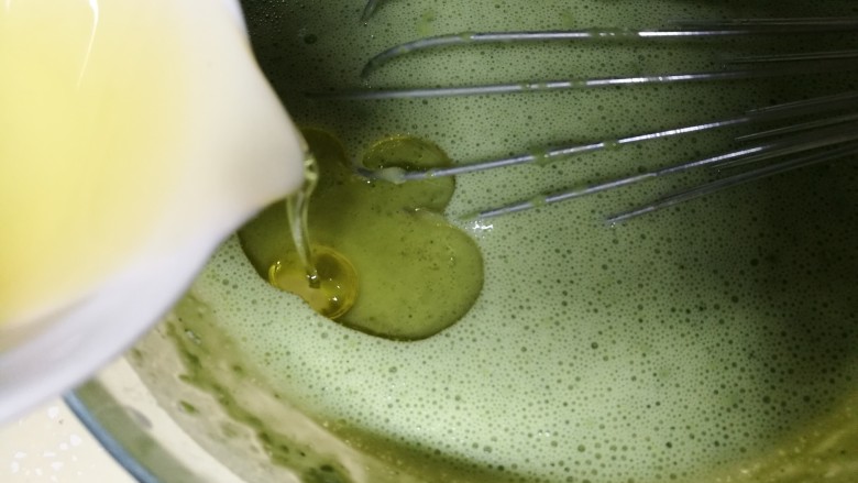 网红甜品#INS毛巾卷#,加入已经融化成液体的黄油，并搅拌均匀。