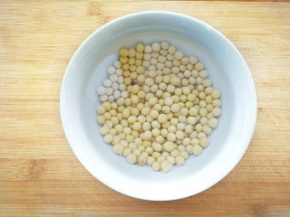 不用放一滴油的健康美容黄豆焖猪蹄,首先，泡一碗黄豆，提前六个小时泡上，