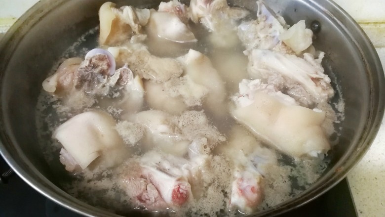 不用放一滴油的健康美容黄豆焖猪蹄,锅内烧开水，把猪蹄放进去焯水，去血沫后捞出，