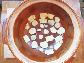 不用放一滴油的健康美容黄豆焖猪蹄,砂锅底部先铺上姜片，