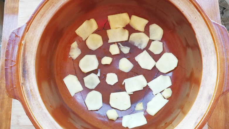 不用放一滴油的健康美容黄豆焖猪蹄,砂锅底部先铺上姜片，